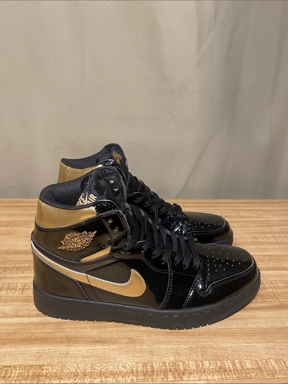 Jordan Air Jordan 1 Retro High OG Black Metallic Gold  shoes555088-032 Mens 8